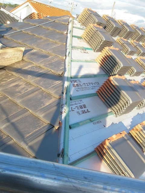 瓦を取り付けている様子